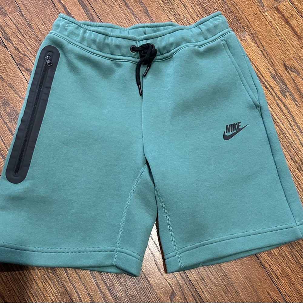 Nike Tech Boys Green Shorts size Medium